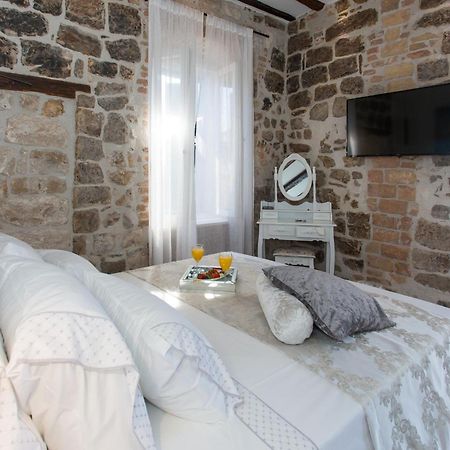 Seafront Apartment In Historical Cippico Castle Kastela Luaran gambar