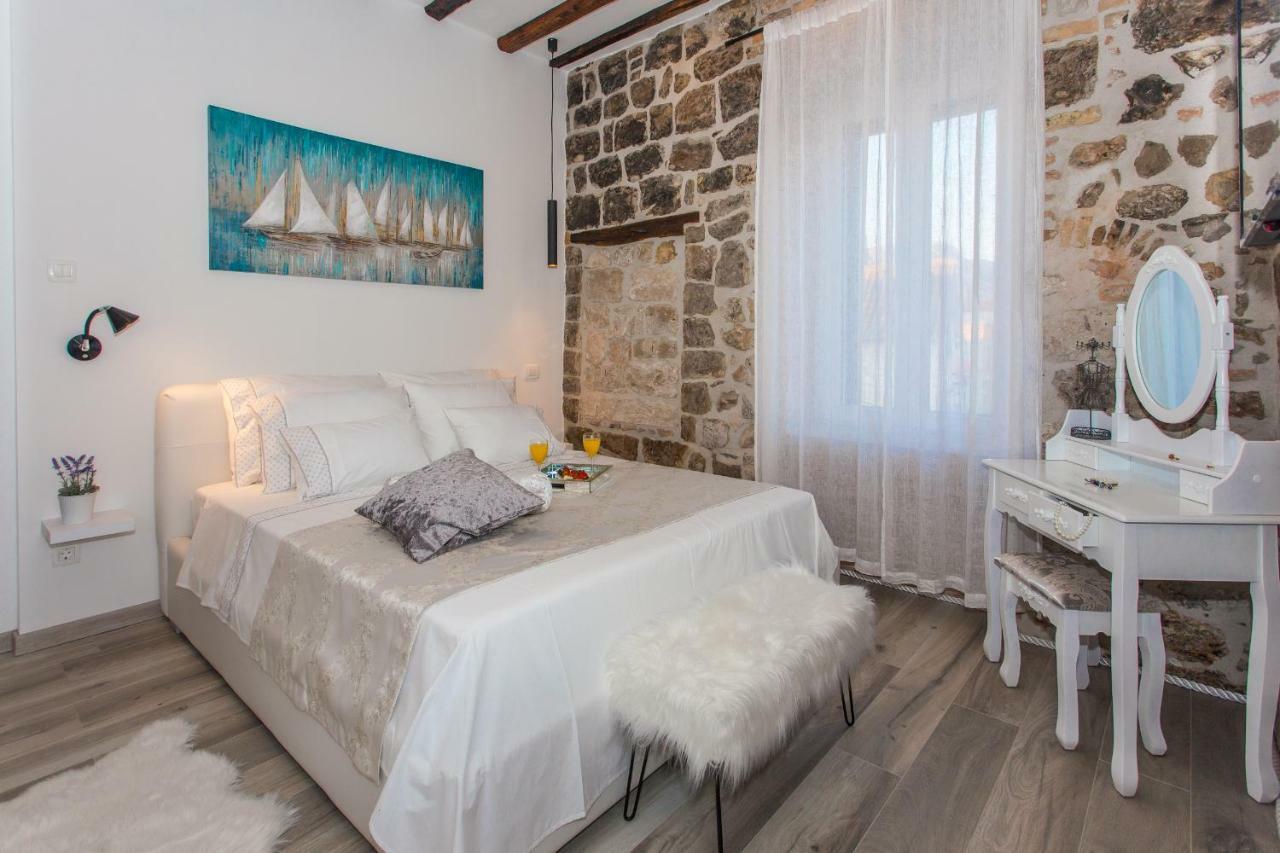 Seafront Apartment In Historical Cippico Castle Kastela Luaran gambar