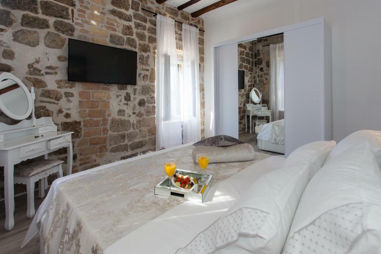 Seafront Apartment In Historical Cippico Castle Kastela Luaran gambar