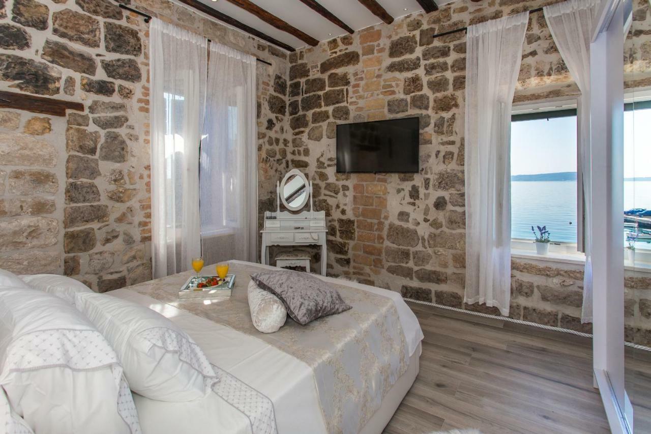 Seafront Apartment In Historical Cippico Castle Kastela Luaran gambar